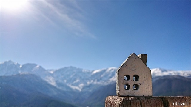 信州の山々と家のイメージ写真