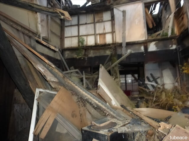 地震で倒壊した空家内部の写真