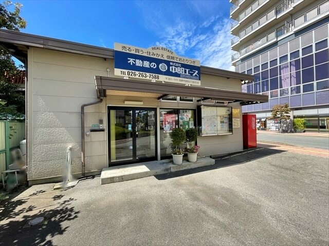 長電信濃吉田駅南口駅前、ながの東急ライフの西隣になります。