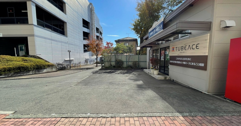 お車でお越しの際には、店頭の駐車スペースをご利用下さい。